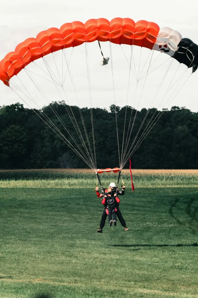 Women paragliding in Québec City